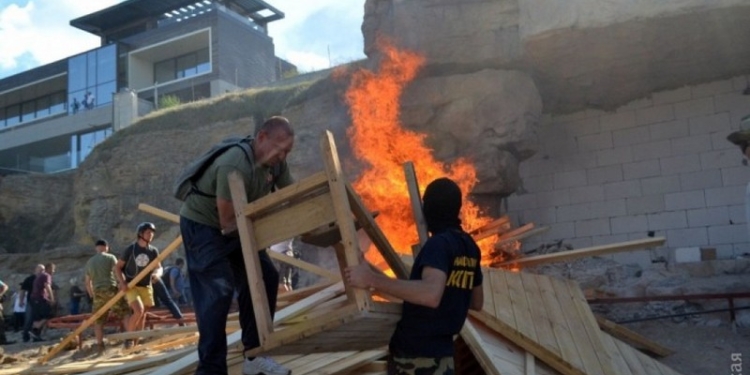 Бунт на одесском пляже: активисты сломали забор у “виллы Хмельницкого” и подожгли строительные леса