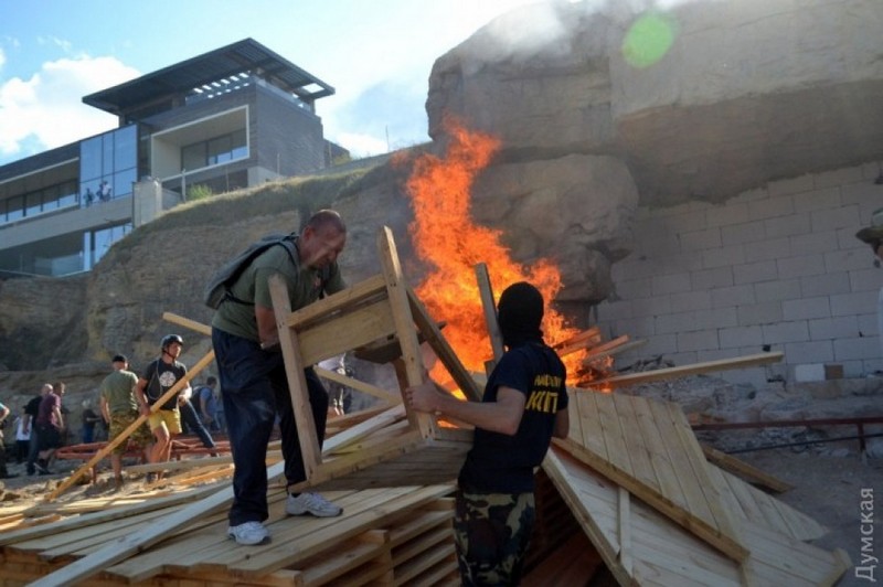 Бунт на одесском пляже: активисты сломали забор у "виллы Хмельницкого" и подожгли строительные леса 1