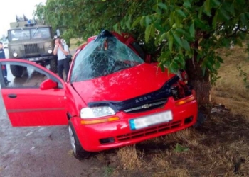 В Николаевской области водитель не удержал авто под дождем – в ДТП погиб один человек, ещё двое получили травмы