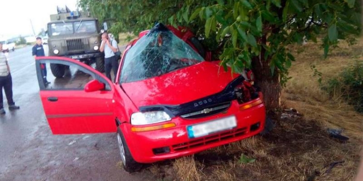 В Николаевской области водитель не удержал авто под дождем – в ДТП погиб один человек, ещё двое получили травмы