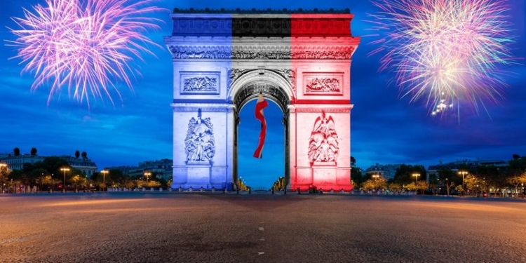 День взятия Бастилии для французов прошел не зря и завершился 30-минутным фейерверком