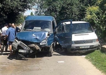 В Николаеве после ДТП «Mercedes» вылетел на обочину и на смерть сбил женщину на глазах у ее 16-летней дочери