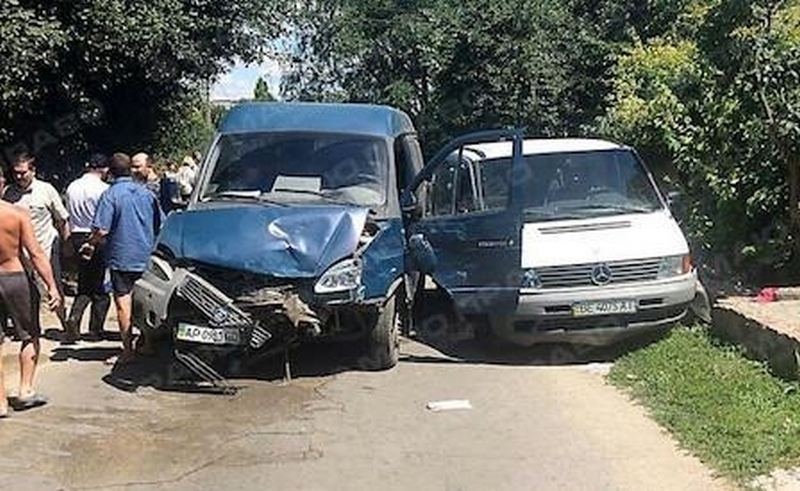 В Николаеве после ДТП «Mercedes» вылетел на обочину и на смерть сбил женщину на глазах у ее 16-летней дочери 1