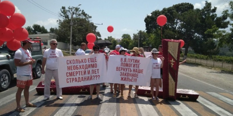 Недолго, но эффектно: в России люди гробами перекрыли федеральную трассу