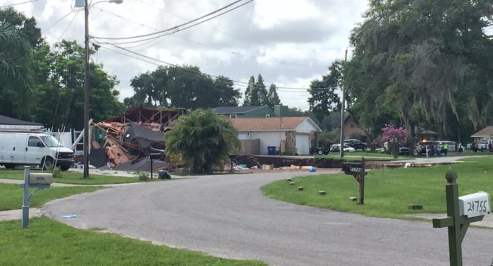 Во Флориде пришлось эвакуировать район города Ленд-о-Лейкс – там разверзлась гигантская карстовая воронка