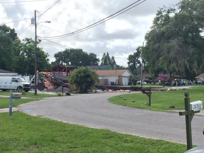 Во Флориде пришлось эвакуировать район города Ленд-о-Лейкс - там разверзлась гигантская карстовая воронка 1