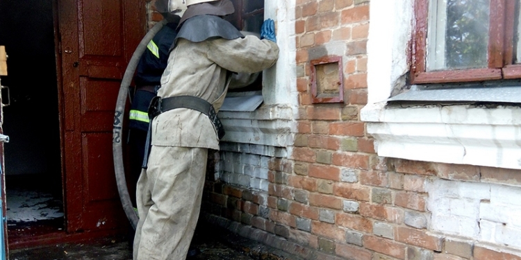 В Первомайске непотушенный окурок поджег частный дом