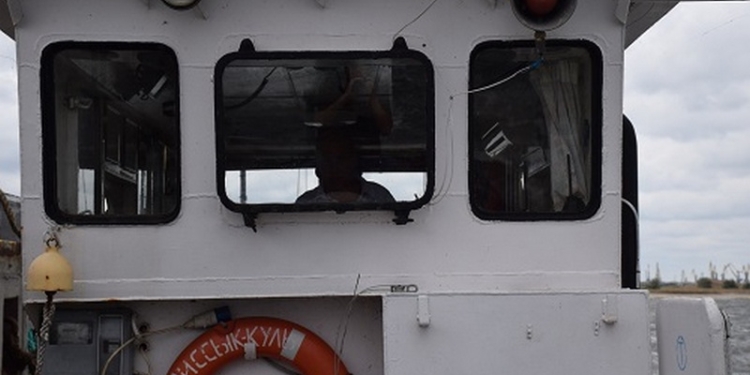 Портовики «Ника-Теры» спасли 60-летнего мужчину и 14-летнего мальчика, терпящих бедствие на лодке в лимане