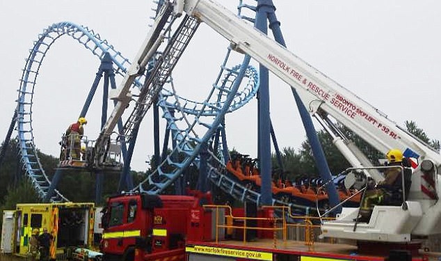 В английском парке развлечений на 15-метровой высоте два часа провисели посетители «американских горок»