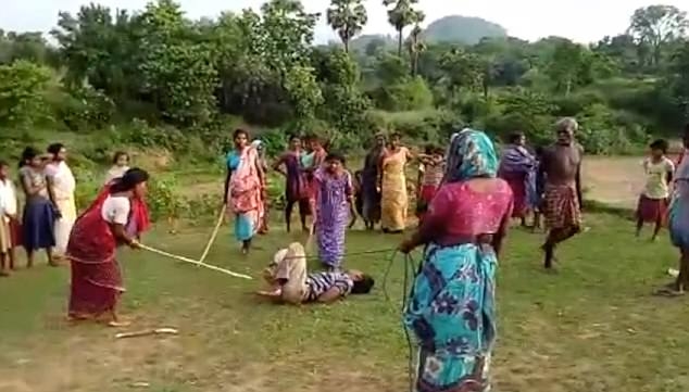 Месть матерей: в Индии женщины связали и избили педофила