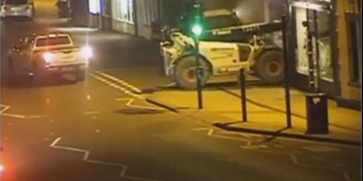 Подошли с выдумкой: в Британии воры разрушили часть здания угнанным экскаватором, чтобы украсть банкомат