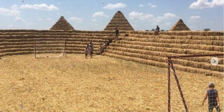 Зато ничего не украли. На Ставрополье построили «Зенит-Арену» из соломы