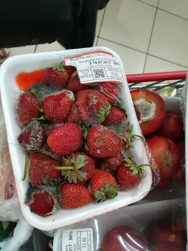 Очередной рейд общественников в николаевский супермаркет: когда красная икра хранится без холодильника и на вид, как суп 1