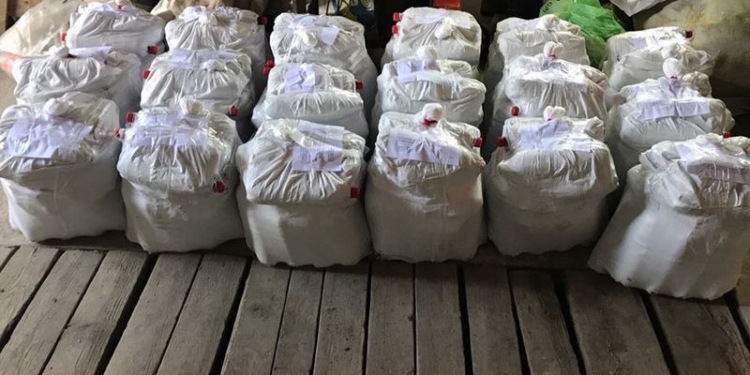 В первомайском кафе сбывали фальсифицированный алкоголь – полиция изъяла 1255 литров «водки» и «коньяка»