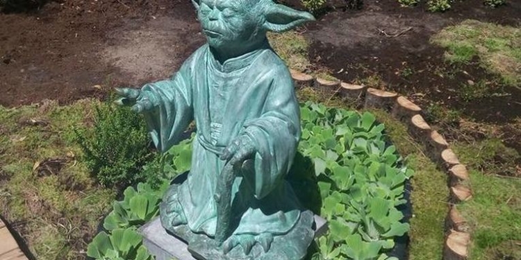 «Да пребудет с тобой Сила»: в столице Украины теперь есть скульптура мастера Йоды