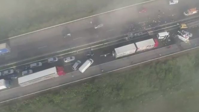 Из-за тумана или дыма от горящей свалки? В Болгарии столкнулось более 40 авто, десятки людей пострадали