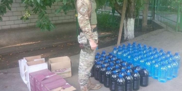 В Кривом Озере на Николаевщине нашли «склад» сигарет и «мини-цех» по розливу алкогольного фальсификата