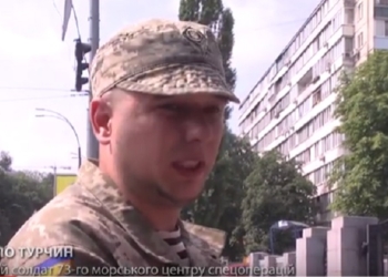 «Морской котик» с Николаевщины приковал себя цепью к столбу под стенами Министерства обороны из-за равнодушия командиров