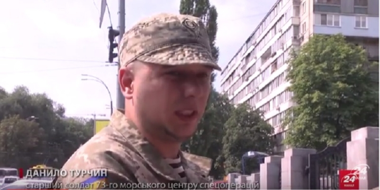 «Морской котик» с Николаевщины приковал себя цепью к столбу под стенами Министерства обороны из-за равнодушия командиров