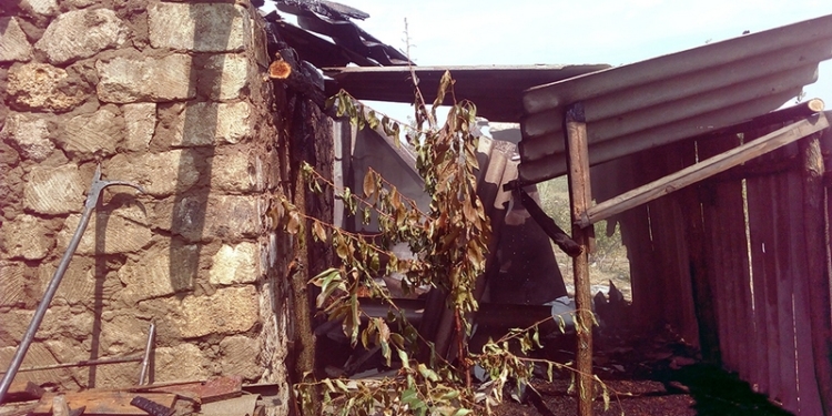 На Николаевщине одна из трех воспламенившихся хозпостроек сгорела дотла