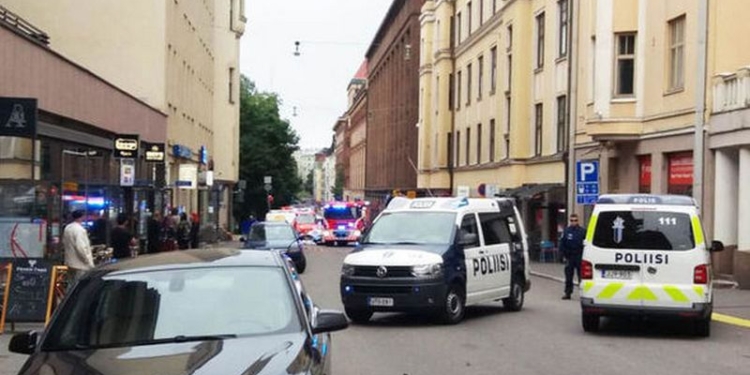 Не теракт, просто пьяный: в Хельсинки водитель авто въехал в толпу людей