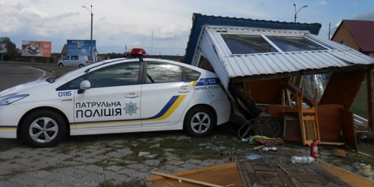 Маршрутка снесла пост полиции в Ровненской области после столкновения с Маздой
