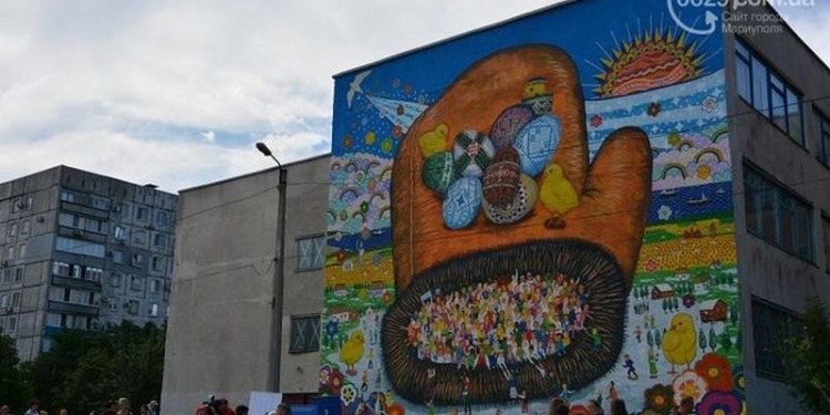 На здании мариупольской школы, пострадавшей от обстрелов боевиков, нарисовали огромную «Рукавичку мира»