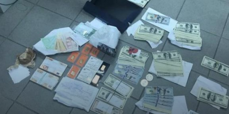 У пойманного на коррупции топ-чиновника Укрзализныци нашли $220 тыс и 7 слитков золота
