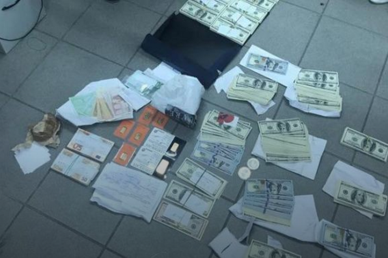 У пойманного на коррупции топ-чиновника Укрзализныци нашли $220 тыс и 7 слитков золота 1