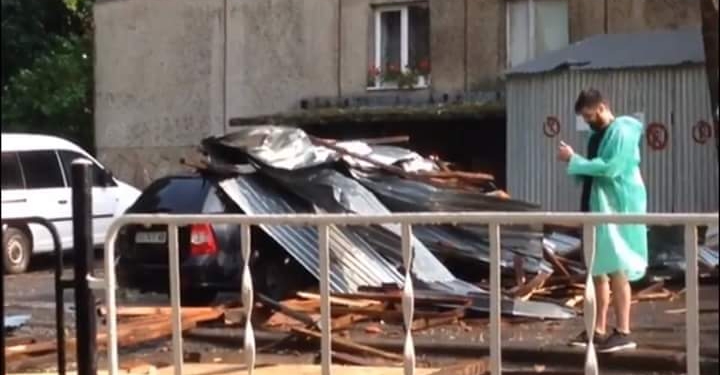 На Львов обрушился ураган. Пострадали дома, о жертвах пока неизвестно