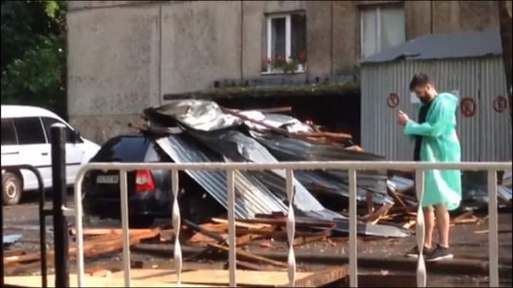 На Львов обрушился ураган. Пострадали дома, о жертвах пока неизвестно 21