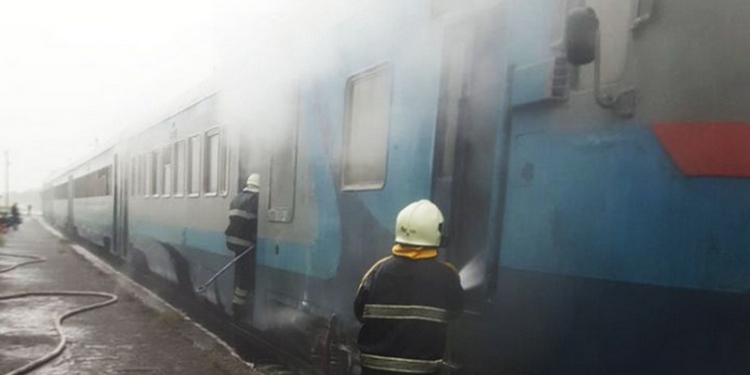 На Закарпатье загорелась электричка, перевозившая 80 пассажиров