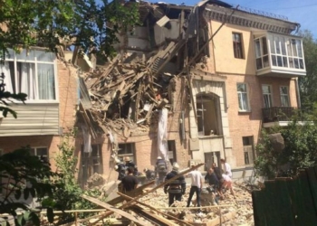 В Киеве из-за взрыва газа обрушился трехэтажный жилой дом – под завалами ищут женщину
