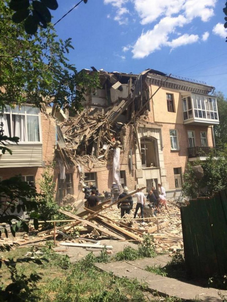 В Киеве из-за взрыва газа обрушился трехэтажный жилой дом – под завалами ищут женщину 5