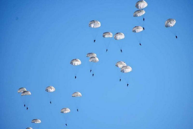 В воздухе, на море и на земле: николаевские десантники участвуют в бригадных тактических учениях частей ВДВ 27