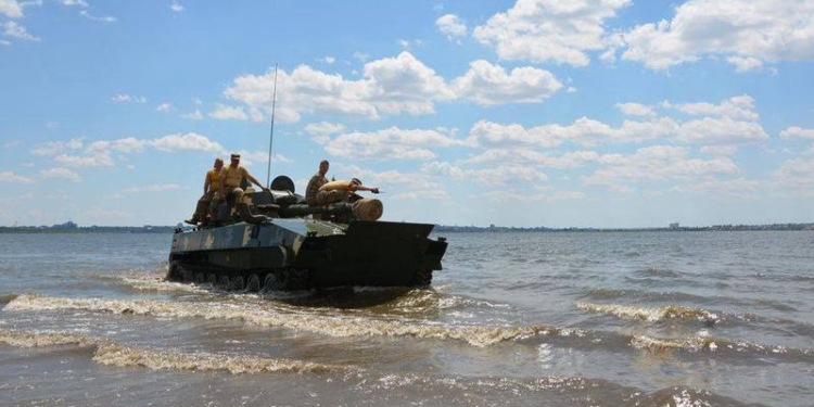 Успешно «замочили»: николаевские десантники проверили технику на готовность преодолевать водные преграды с ходу