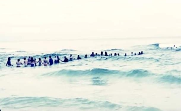 Спасение утопающих – дело рук окружающих. В США небезразличные граждане для этого выстроились в живую цепь