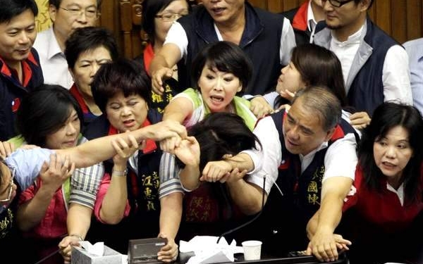 В тайванском парламенте подрались депутаты – из-за инфраструктурного проекта