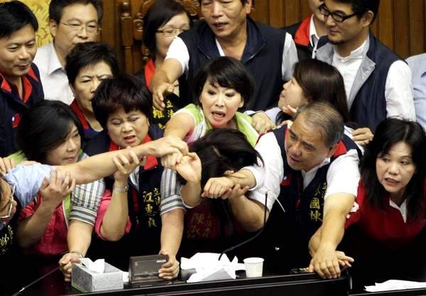 В тайванском парламенте подрались депутаты - из-за инфраструктурного проекта 1