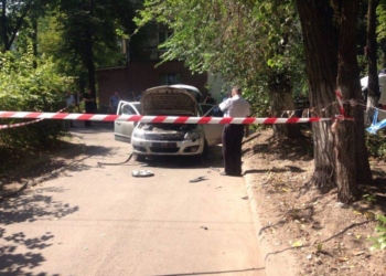 В Днепре подорвали авто – девушка-водитель с травмами попала в больницу