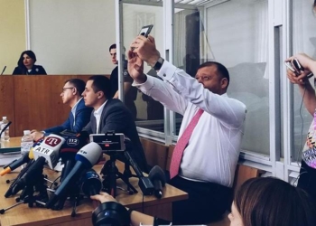 Суд по мере пресечения для Добкина: подозреваемый делает селфи, а все 42 нардепа от «ОппоБлока» готовы взять его на поруки