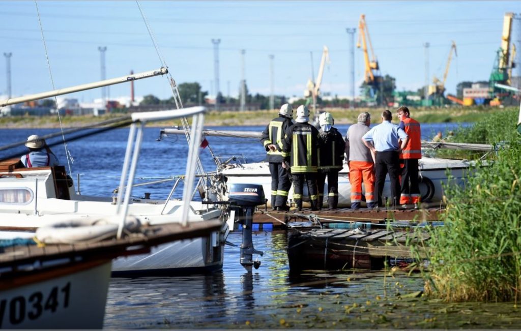 В Риге сгорела яхта - зацепилась за линию электропередач. 12 пострадавших 5