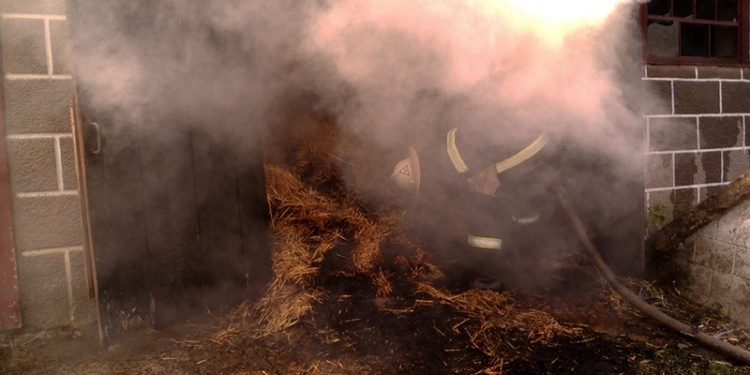 В Николаевской области за сутки дважды горели хозпостройки – одну из них подожгла 5-летняя девочка