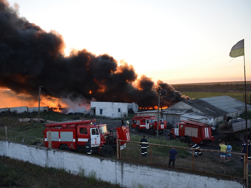 Черный дым в небе над Николаевом: пожар на частном предприятии по переработке старых шин 5