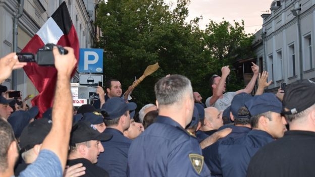 В Грузии тоже неспокойно: участников марша «Нет российскому фашизму» забросали яйцами, пластиковыми бутылками и помидорами