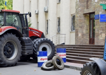 Шины, канистры и трактора: в Николаеве фермеры бастовали против системы мониторинга оценки рисков при регистрации налоговых накладных