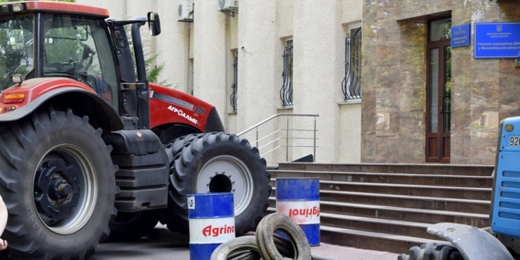 Шины, канистры и трактора: в Николаеве фермеры бастовали против системы мониторинга оценки рисков при регистрации налоговых накладных