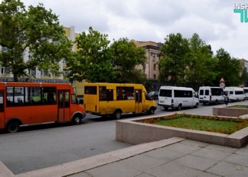 «Пять гривен – это тариф выживания»: в Николаеве маршрутчики съехались под мэрию с просьбой повысить стоимость проезда