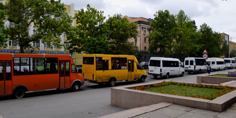 «Пять гривен – это тариф выживания»: в Николаеве маршрутчики съехались под мэрию с просьбой повысить стоимость проезда