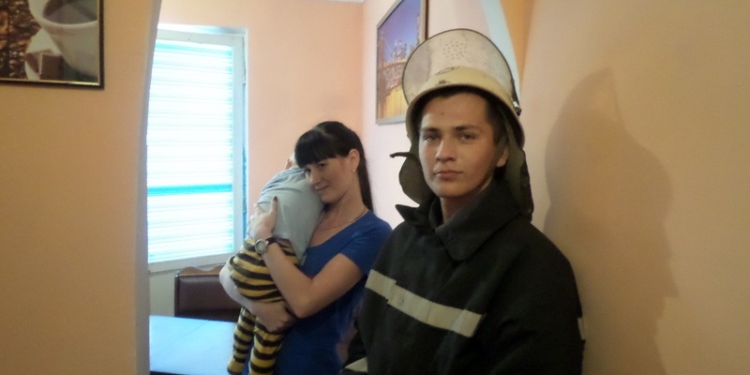 Ох, уж эти шаловливые детские пальчики: в Снигиревке 2-летний мальчик заперся в квартире – дверь его маме пришлось открывать спасателям